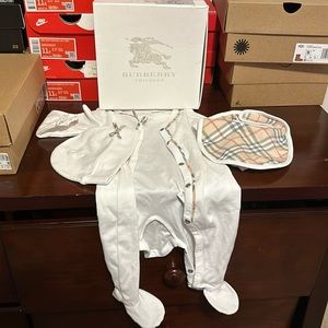 Baby Girl 3Month Burberry 3 piece set ! Worn once for photos !!